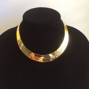 Gold tone chocker necklace with crystal diamonds